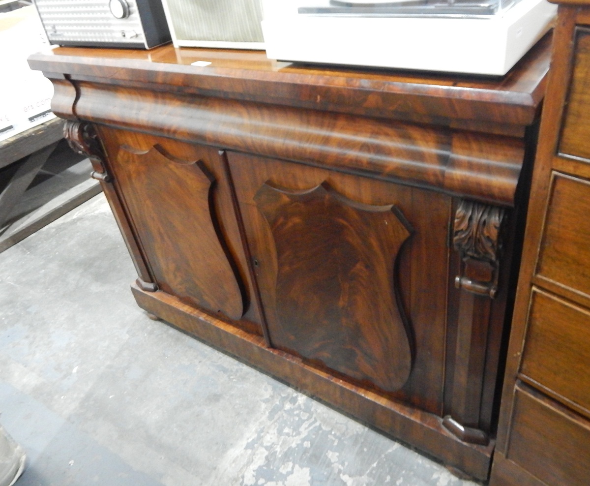 Victorian mahogany sideboard, the figured top over a single frieze drawer,