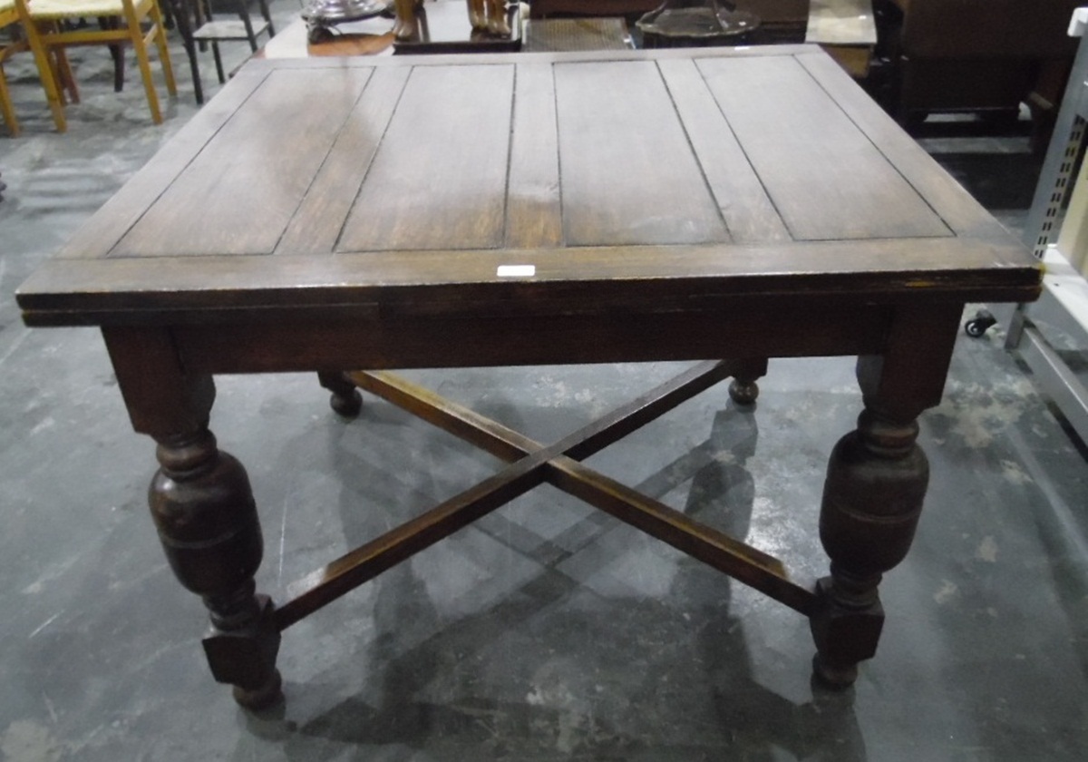 Oak draw-leaf table on bulbous turned supports