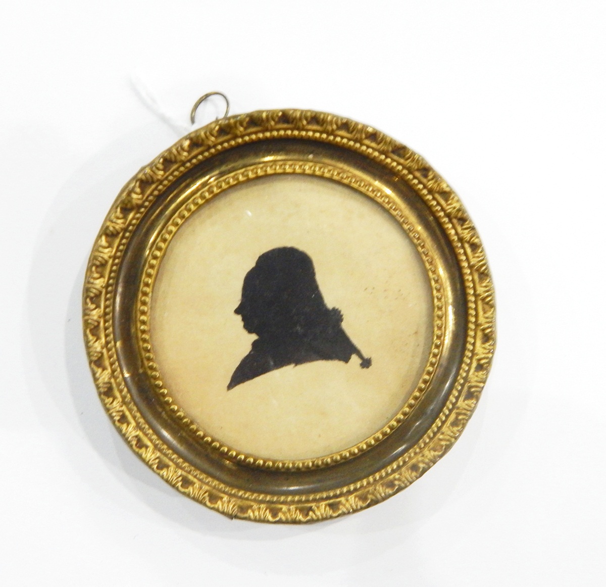 Late 18th/early 19th century silhouette portrait of a gentleman's head and shoulders, circular, 6.