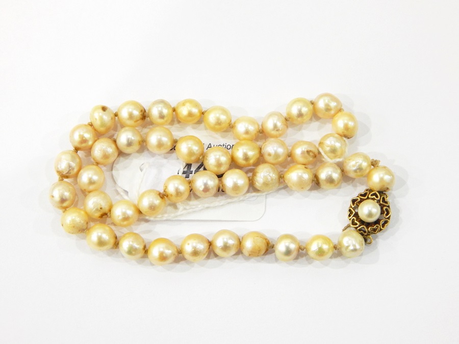 String of cultured pearls, 9ct gold clasp,