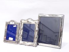 Modern silver-mounted photograph frame with broken-arch top, reed and ribband border, 13cm x 9cm,