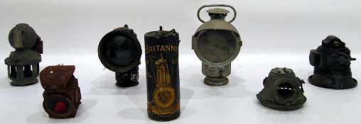 Various early lamps and "The Britannic Dry Cell Everready" (1 box)