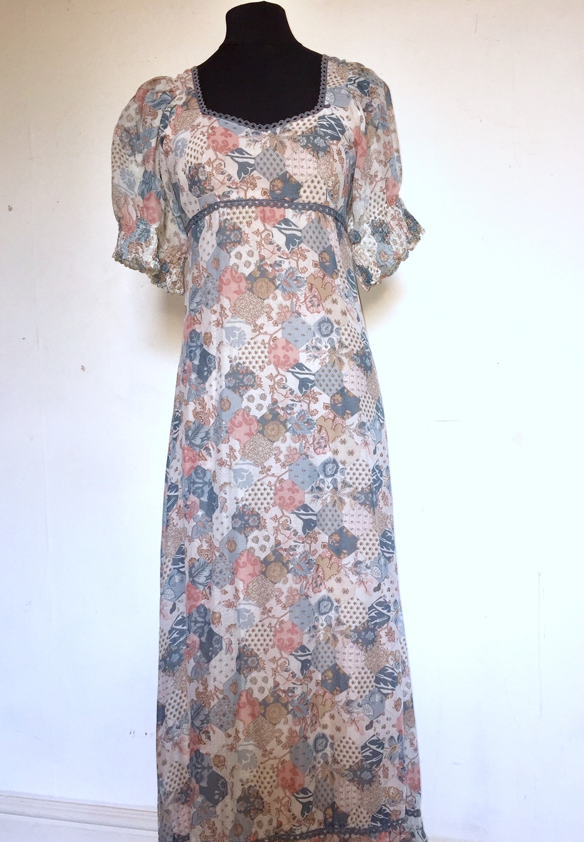Oscar de la Renta 'Miss O' 1970's silk dress, full sleeved, deep collar with bow, - Image 3 of 4