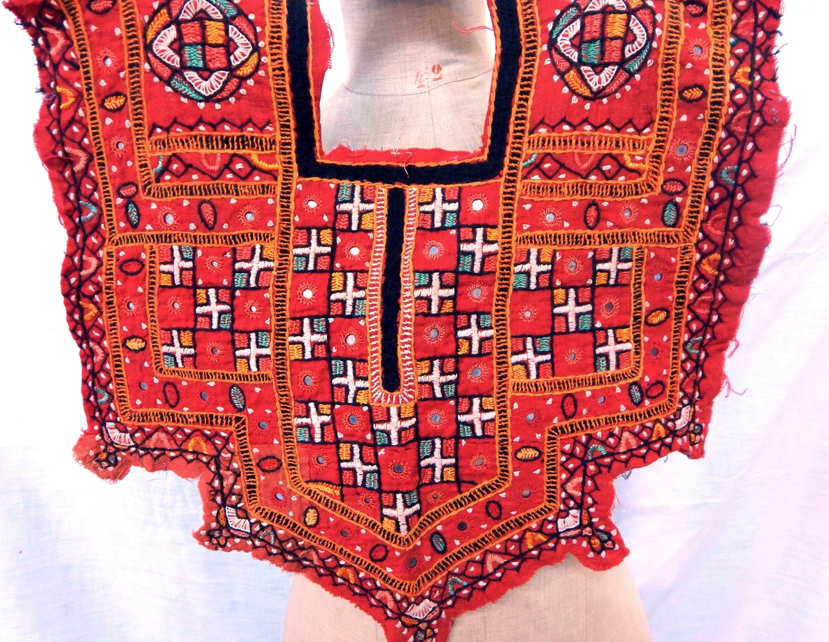 20th century Turkman robe in red adras with floral cotton linings and elaborate bands of black, - Image 2 of 2