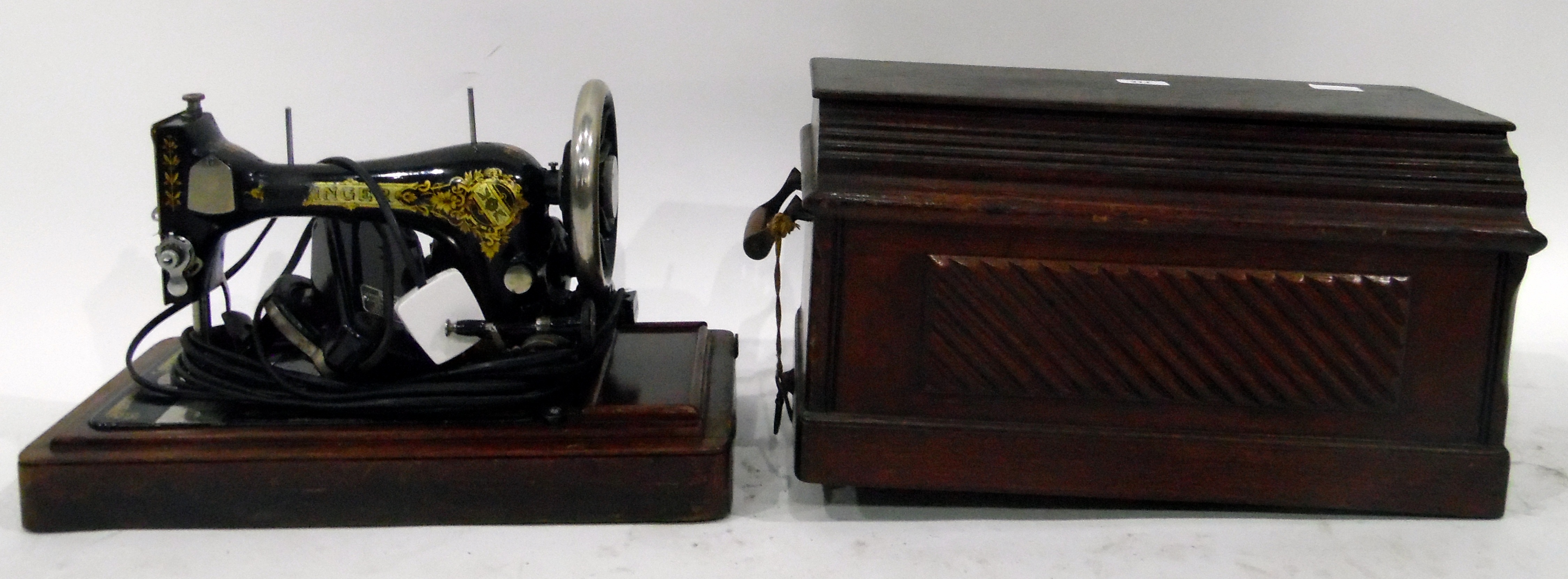 1905 Singer portable sewing machine in original oak case, with receipt, no. - Image 2 of 2