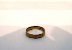 22ct gold ring with engraved decoration to panels,