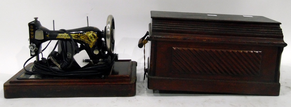 1905 Singer portable sewing machine in original oak case, with receipt, no.