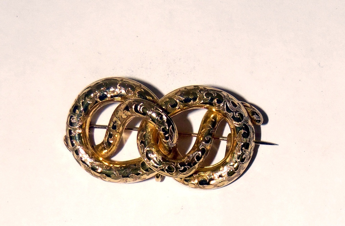 Victorian gold-coloured openwork knot-pattern brooch, all scroll engraved and engine-turned, 5.