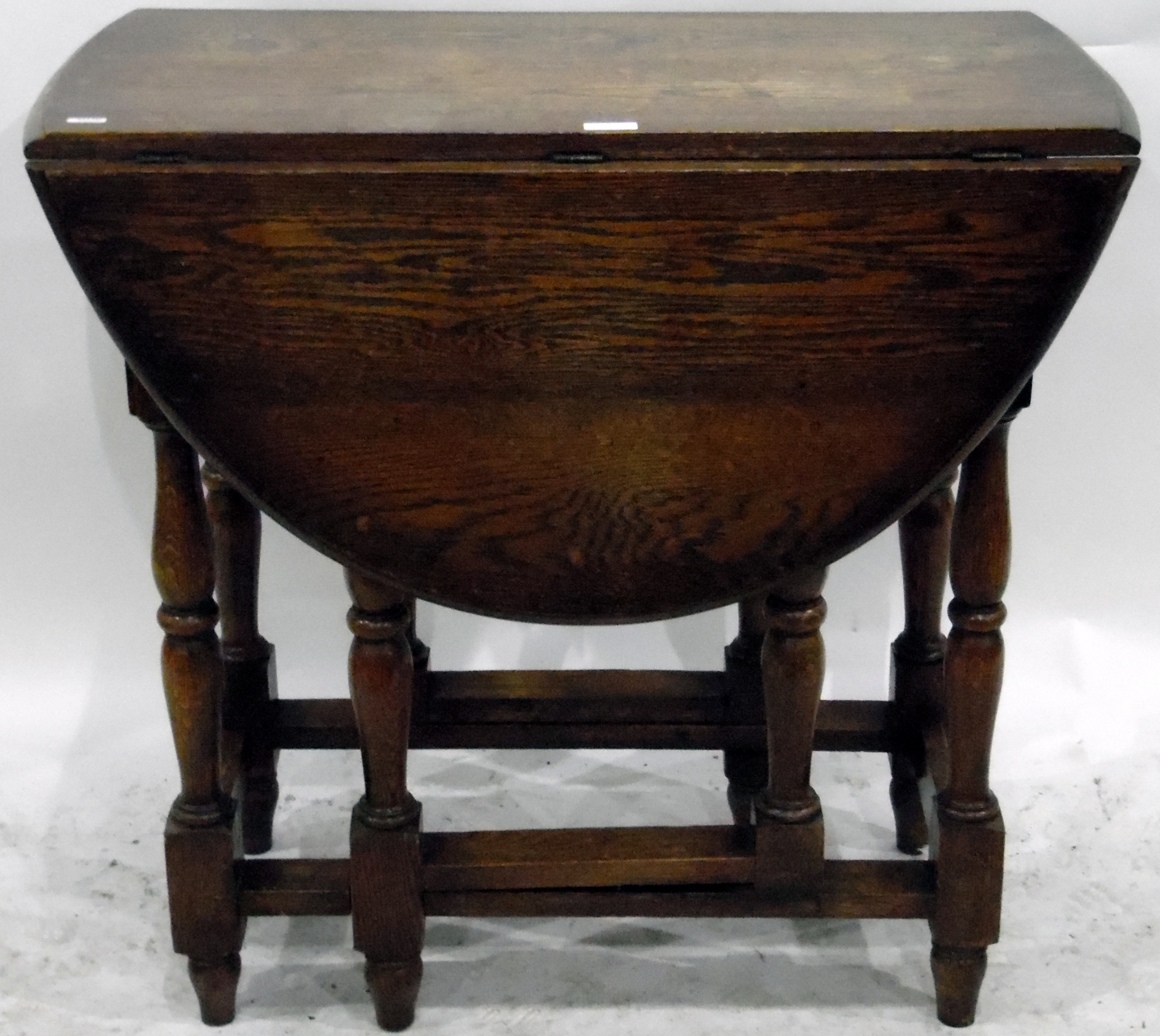 An oak gateleg table - Image 2 of 2