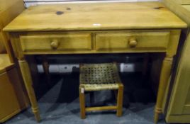 Pine side table with two frieze drawers, on turned supports, 91.