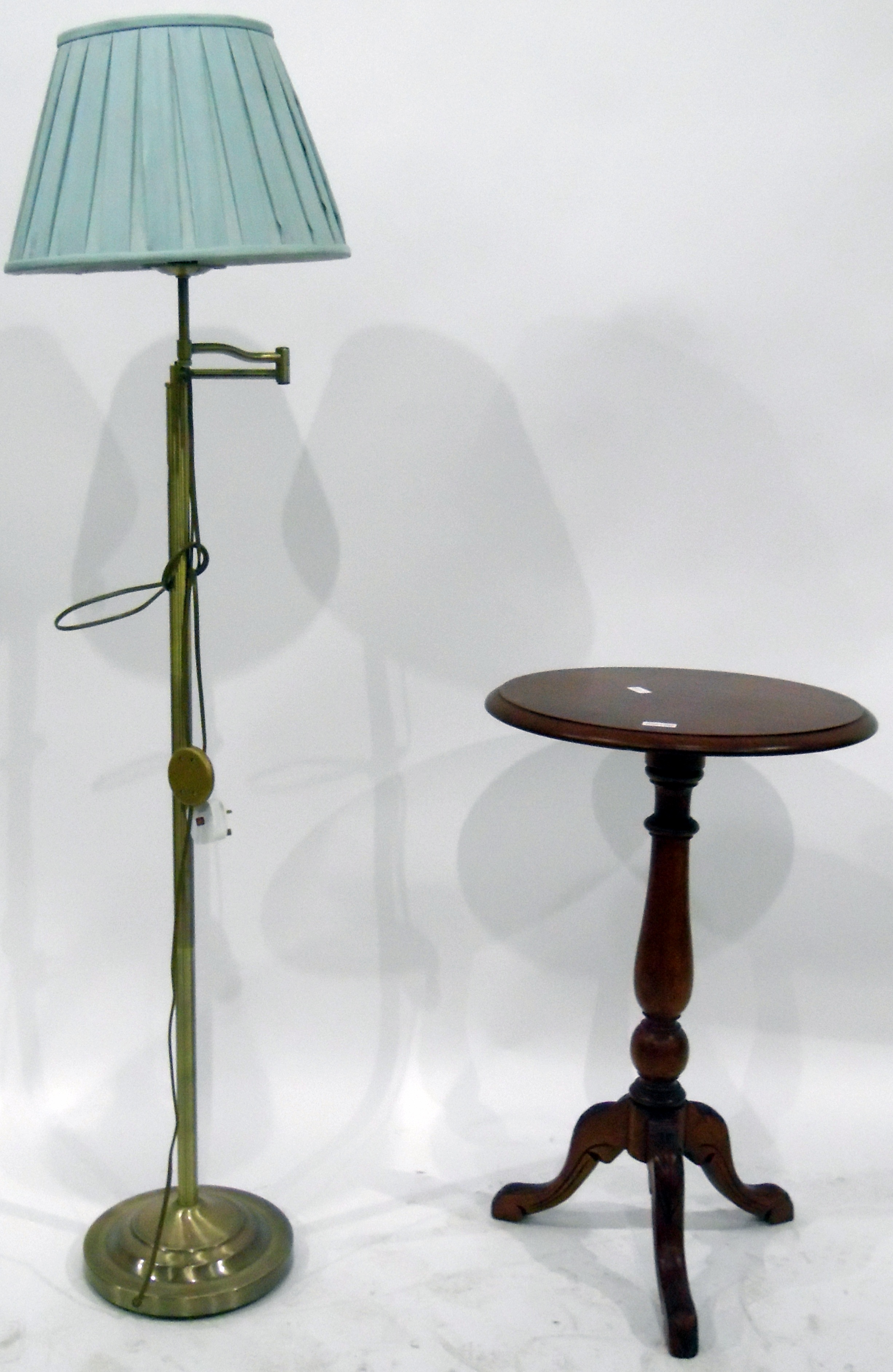 Modern circular tripod pedestal table, - Image 2 of 2