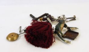 Large quantity of assorted keys and other collectable items
