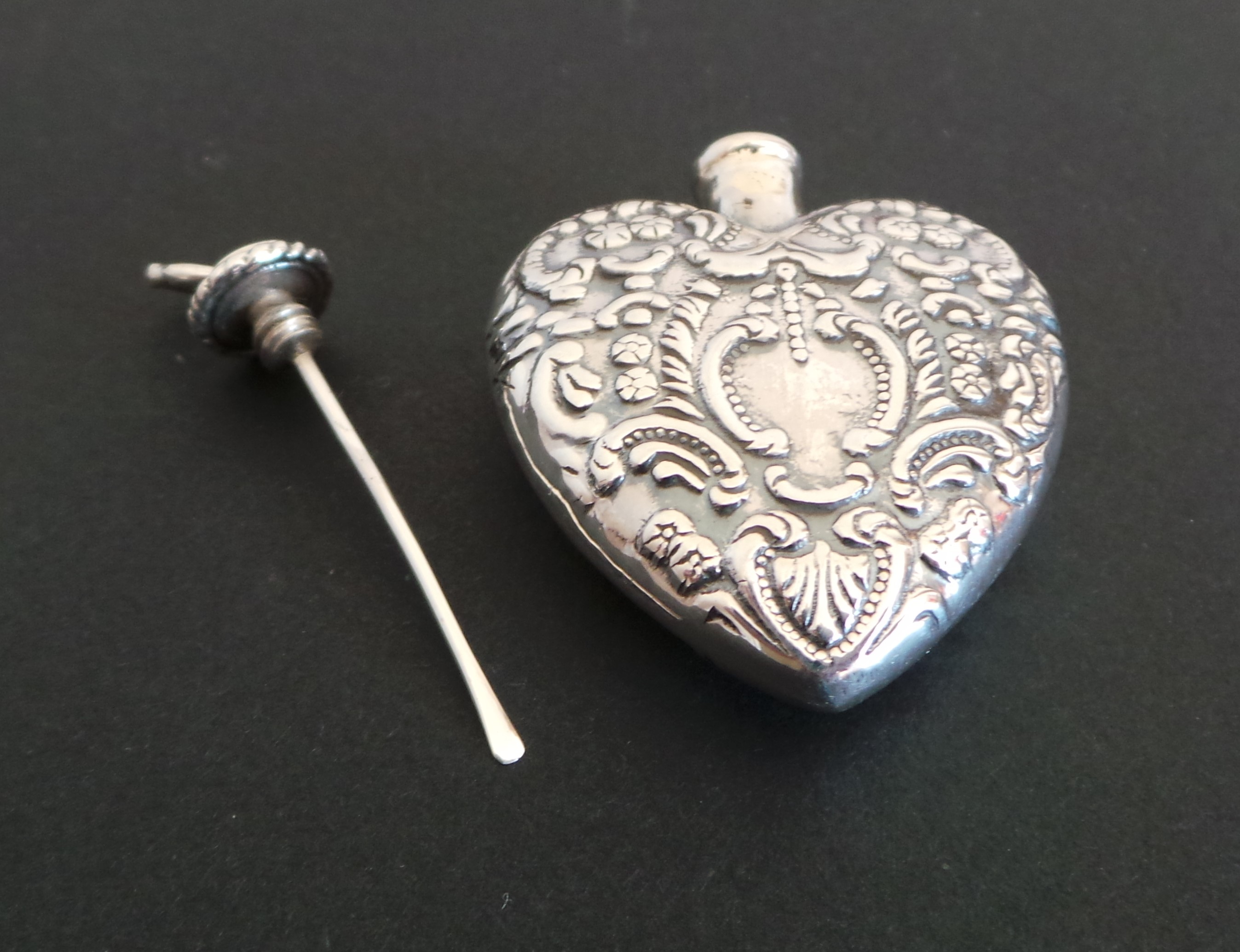 Silver rococo design heart-shaped scent/perfume bottle, - Image 2 of 2