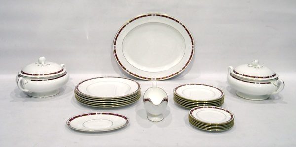 Royal Worcester 'Grosvenor' pattern part dinner service,