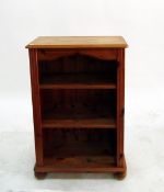 20th century small pine bookshelf of three shelves, on bun feet,