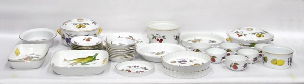 Quantity of Royal Worcester 'Evesham' pattern dinnerware