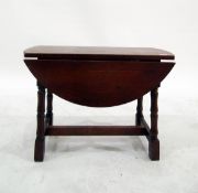 20th century oak small drop-leaf table united by stretchers, 60.