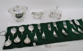 Quantity of silver plate to include teapot, toast rack, trays, cased flatware,