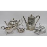 Quantity of silver plate to include teapot, gravy boat, toast rack, ladle, cased flatware,