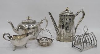 Quantity of silver plate to include teapot, gravy boat, toast rack, ladle, cased flatware,