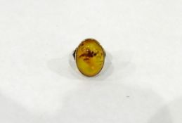 9ct gold and amber cabochon set ring, 4g in total,
