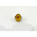 9ct gold and amber cabochon set ring, 4g in total,