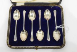 Set of six silver teaspoons of plain form with shaped ends, Sheffield 1931,