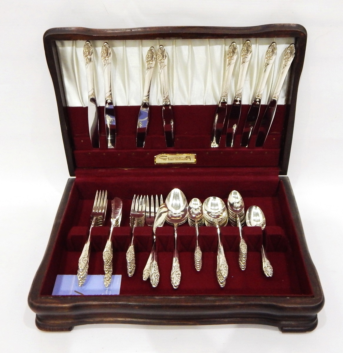 Canteen of Community silver plated flatware comprising six table knives and forks,