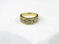 9ct gold ring with engraved decoration, 7g,