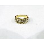 9ct gold ring with engraved decoration, 7g,