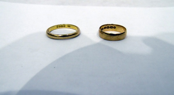 22ct gold wedding ring, 3.6g approx. and an 18ct gold small wedding ring, 2.