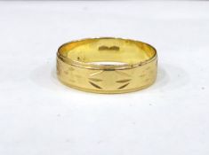 18ct gold wedding band with engraved decoration, 3.