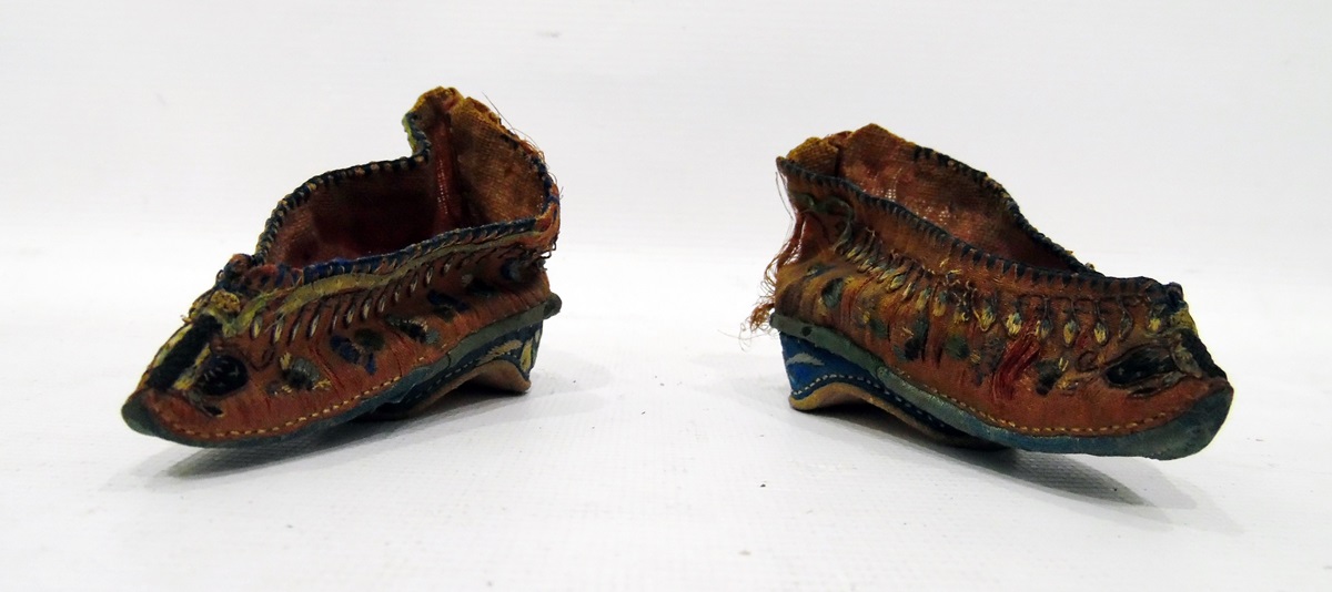 Pair of small Chinese shoes with raised heels, with floral embroidery