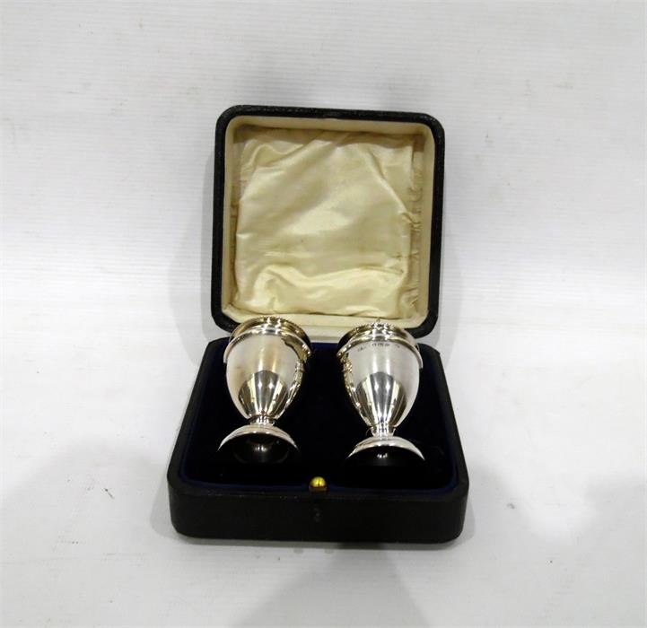 Pair of silver pepperettes with finial covers, of - Image 2 of 2