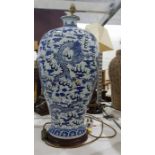 Large Chinese-style ceramic table lamp, 63cm high