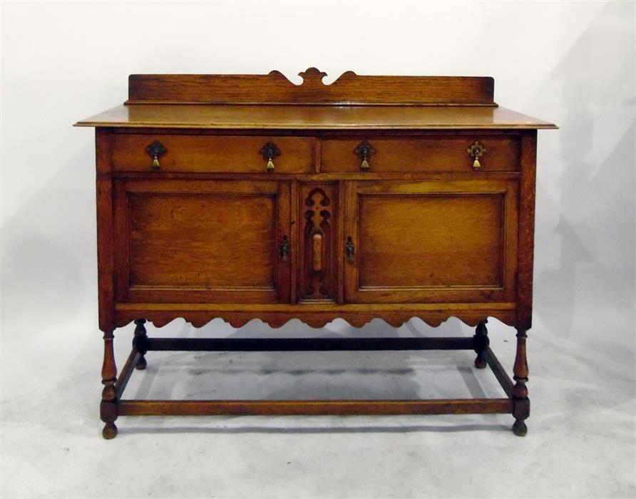 Circa 1930 oak sideboard with brass drop handles, on baluster turned supports with straight