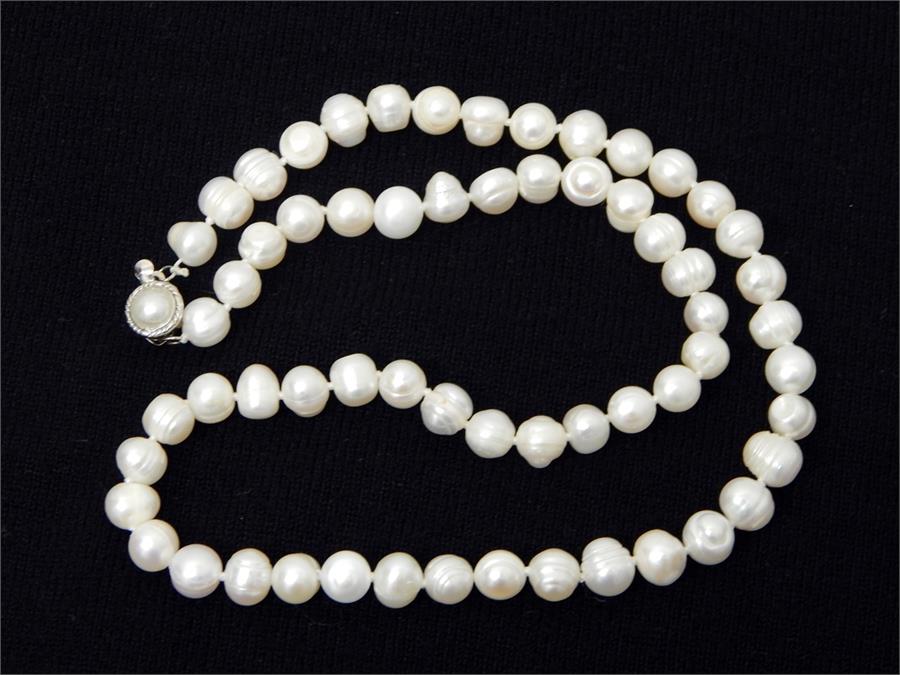 String of graduated cultured pearls with 14ct white gold and single pearl pierced clasp