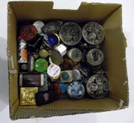 Collection of snuff bottles, Chinese hardstone, pill pots, etc (1 box)