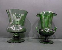 Green glass two-handled urn on pedestal base, 21cm