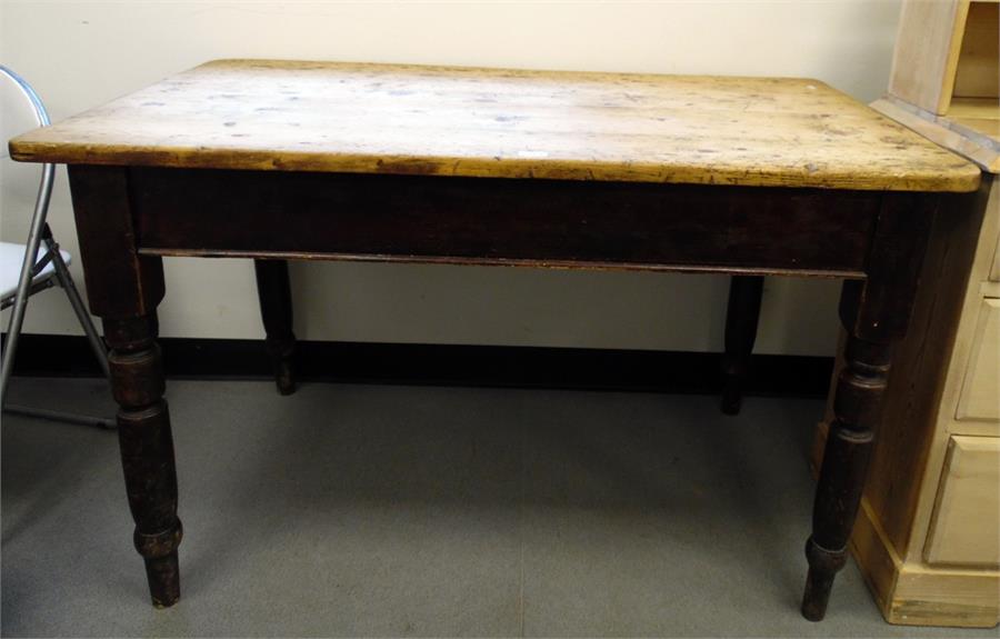 Victorian rectangular scrub-top kitchen table on turned legs, length 123cm