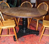 Oak circular-top dining table on turned pedestal support with trefoil platform base, diameter 121cm