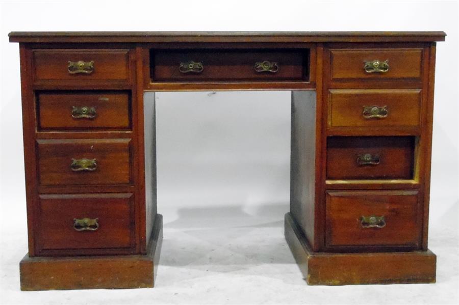 Edwardian walnut kneehole pedestal desk having an arrangement of nine drawers, 122cm wide