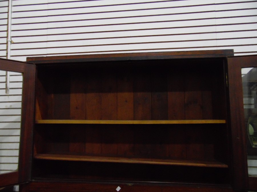 Mahogany bookcase having recessed brass handles, 1 - Image 3 of 11