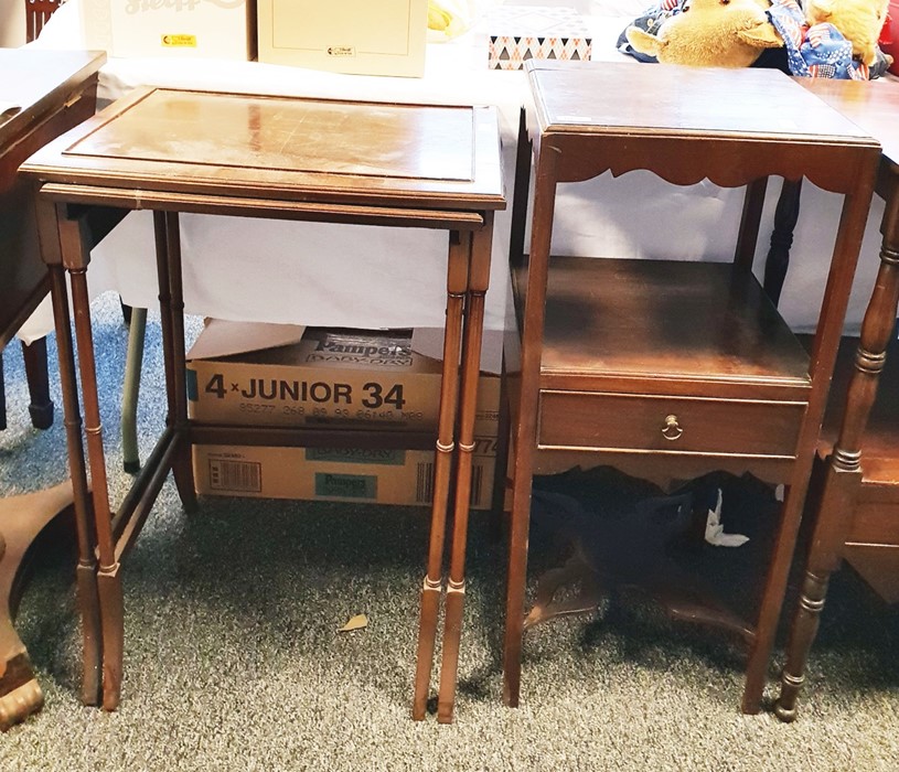 Mahogany wash stand, the undershelf with frieze dr