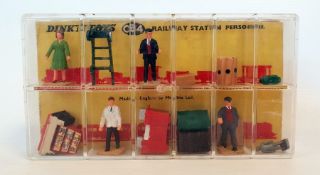 Dinky Toys 054 railway station personnel in case (