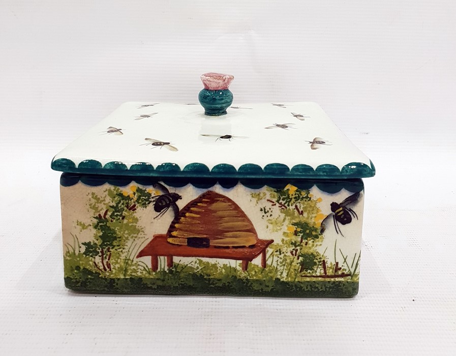 Wemyss pottery bee-pattern covered box, square, th