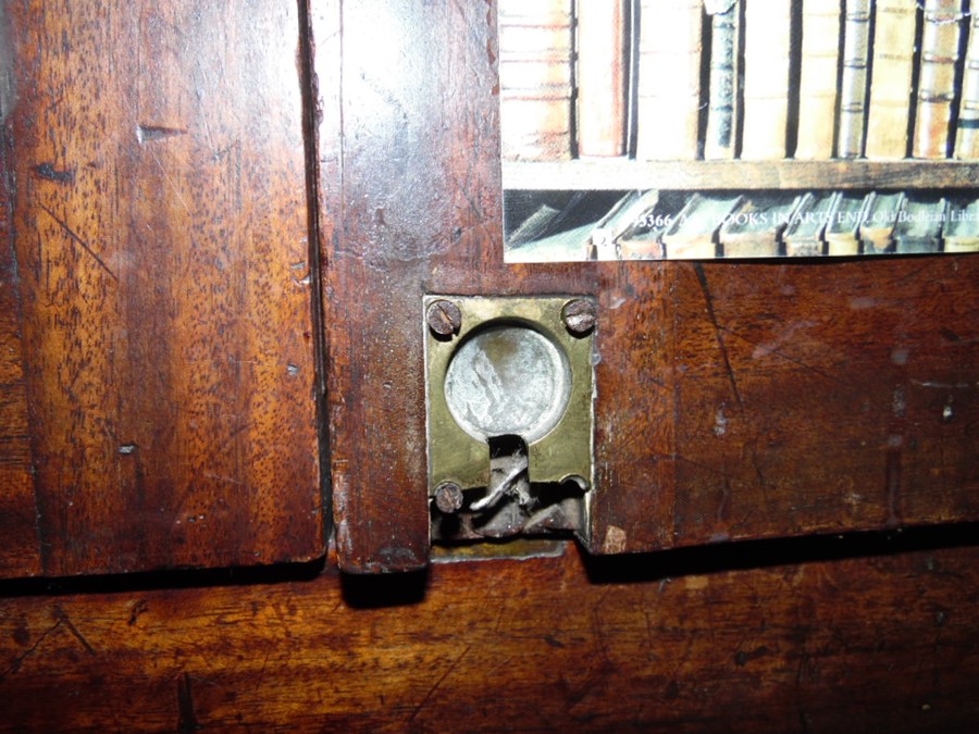 Mahogany bookcase having recessed brass handles, 1 - Image 2 of 11