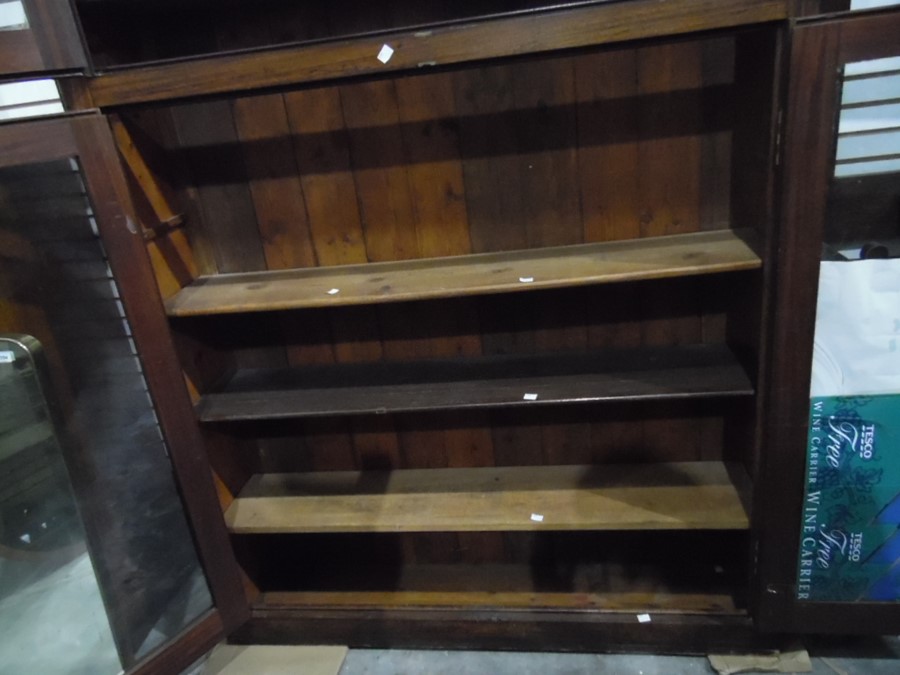 Mahogany bookcase having recessed brass handles, 1 - Image 4 of 11