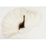 Ostrich feather fan with tortoiseshell sticks and one single ostrich feather (2)