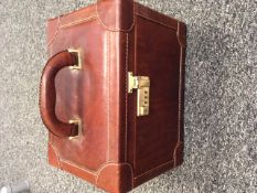 Leather travelling vanity case, made by The Bridge. The Bridge was created in 1969 in Florence by